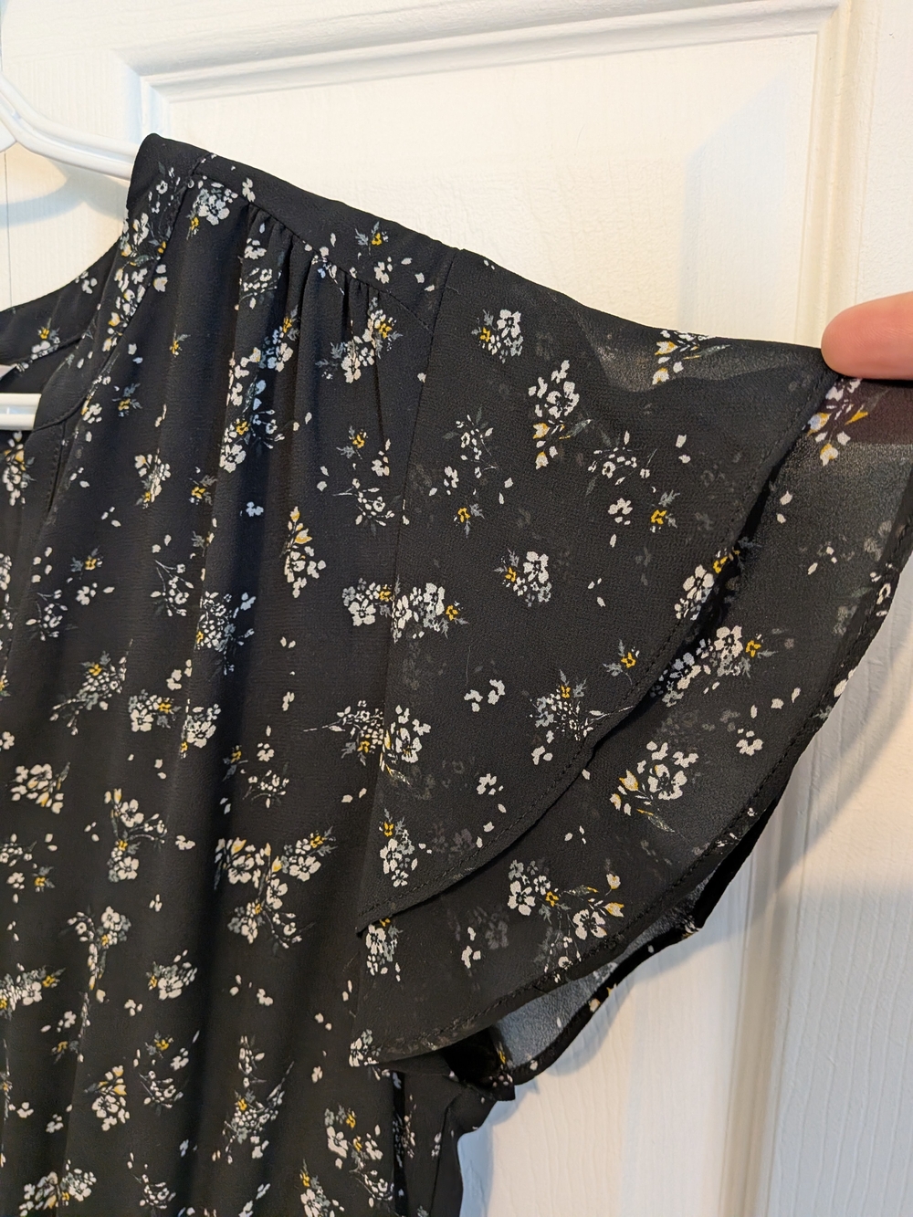 H&M Black Floral V-Neck Flutter Sleeve Dress - Picture 2 of 6